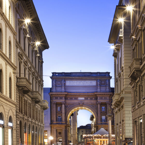 Projecteur architectural pour façade Florence via dei Calzaiuoli - AEC Illuminazione