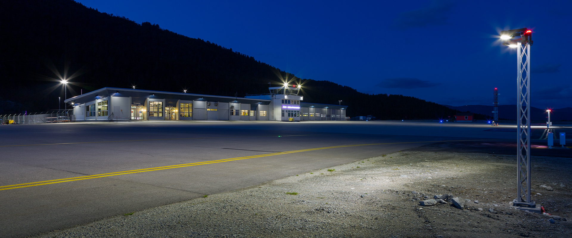 Visibilité parfaite sur la piste avec AEC illuminazione. Garantissez une sécurité accrue. Éclairage de pistes et d’aires de stationnement.