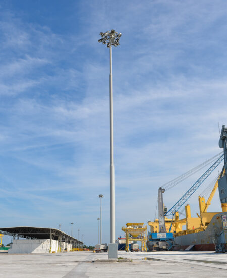 Projecteurs LED à économie d'énergie pour l'éclairage de ports touristiques et industriels et terminaux à conteneurs.