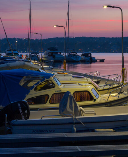 Projecteurs LED à économie d'énergie pour l'éclairage de ports touristiques, ports de plaisance et quai touristique.