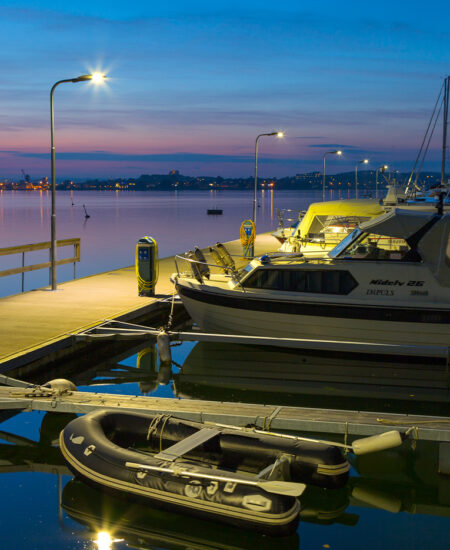 Projecteurs LED à économie d'énergie pour l'éclairage de ports touristiques, ports de plaisance et quai touristique.