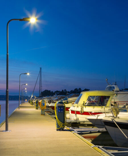 Projecteurs LED à économie d'énergie pour l'éclairage de ports touristiques, ports de plaisance et quai touristique.