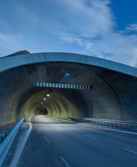 Solutions pour l'éclairage à led des tunnels et galeries et services de contrôle à distance