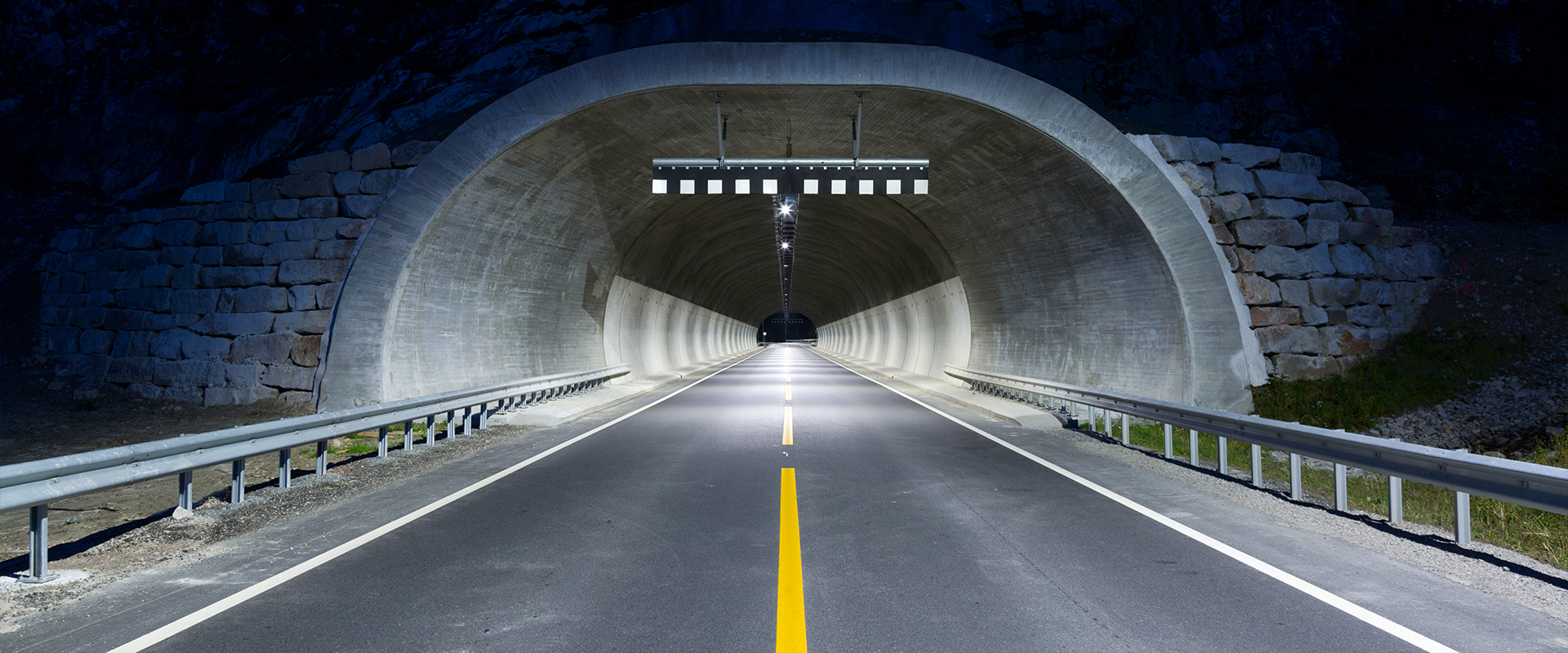 Solutions pour l'éclairage à LED des tunnels et galeries et services de contrôle à distance