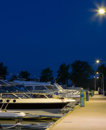 Luminaires LED à économie d'énergie pour l'éclairage de ports touristiques, ports de plaisance et quai touristique.