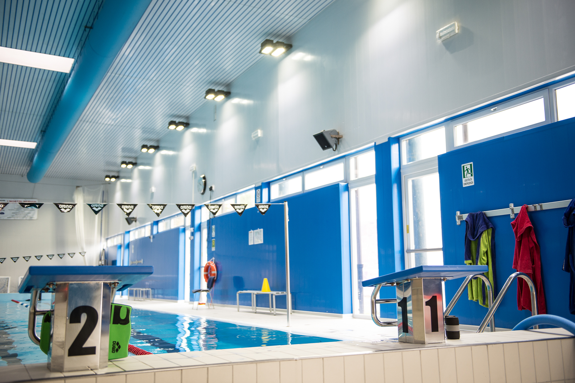 Éclairage LED pour piscines publiques intérieures et extérieures