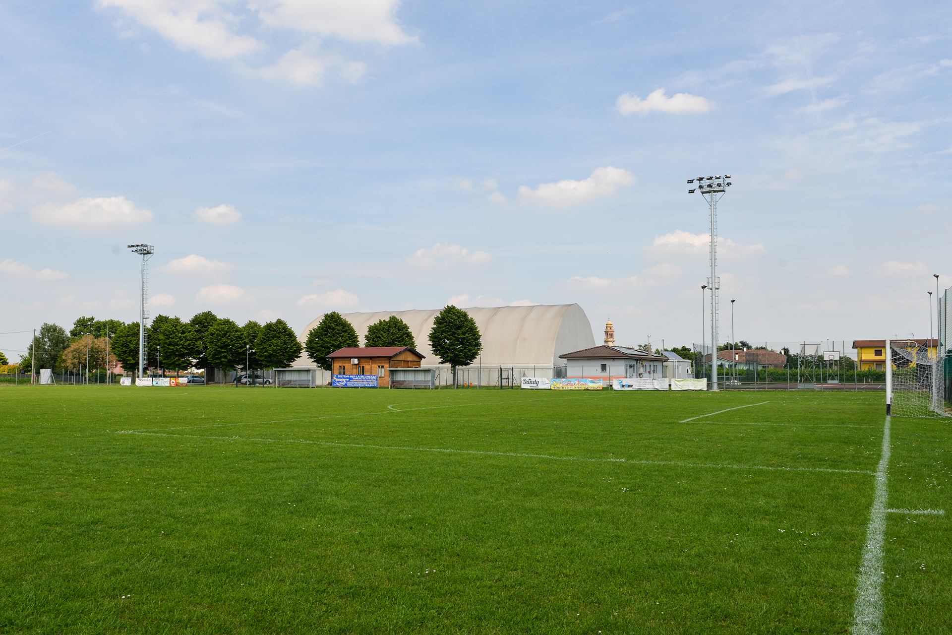 Terrain De Football Baigné Par La Lueur Des Puissants Projecteurs