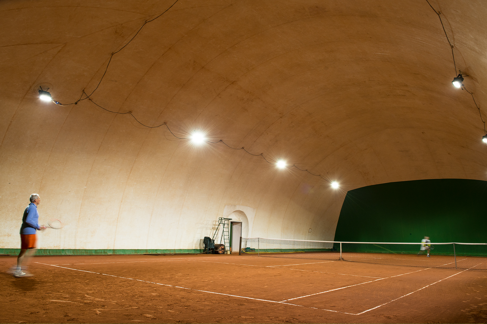 Éclairage LED courts de tennis et de padel intérieurs et extérieurs